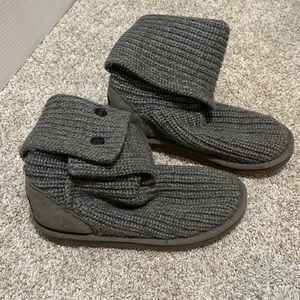 Size 3 Uggs! Great condition! No stain on knit. Lightly worn